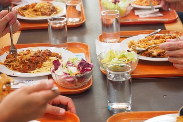 L’educazione ad una sana e corretta alimentazione a partire dalla scuola: esperienze nelle mense scolastiche