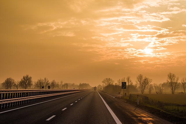 Al momento stai visualizzando Viaggiare in autostrada, le regole per l’utente della strada e il pagamento del pedaggio