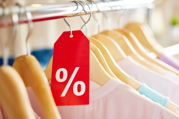 Saldi: circa il 37% delle famiglie approfitterà delle vendite promozionali. Crisi e preoccupazione circa i rincari 2022 incidono sugli acquisti.