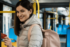 Con “Salta Su” bus e treni regionali gratuiti per i 220mila studenti dell’Emilia-Romagna dell’anno scolastico 2024-2025