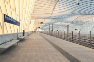 Le fermate soppresse dei 5 Frecciarossa a Parma, Reggio Emilia e Modena, un sacrificio inutile che lascia invariati gli orari tra Bologna e Bari. Dimezzato il cadenzamento veloce Milano-Bologna-Ancona