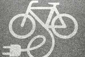 Al via il nuovo bando per l’acquisto di biciclette elettriche. Contributi fino al 50% per un importo massimo di 500 euro per le e-bike e 1.000 euro per le cargo.